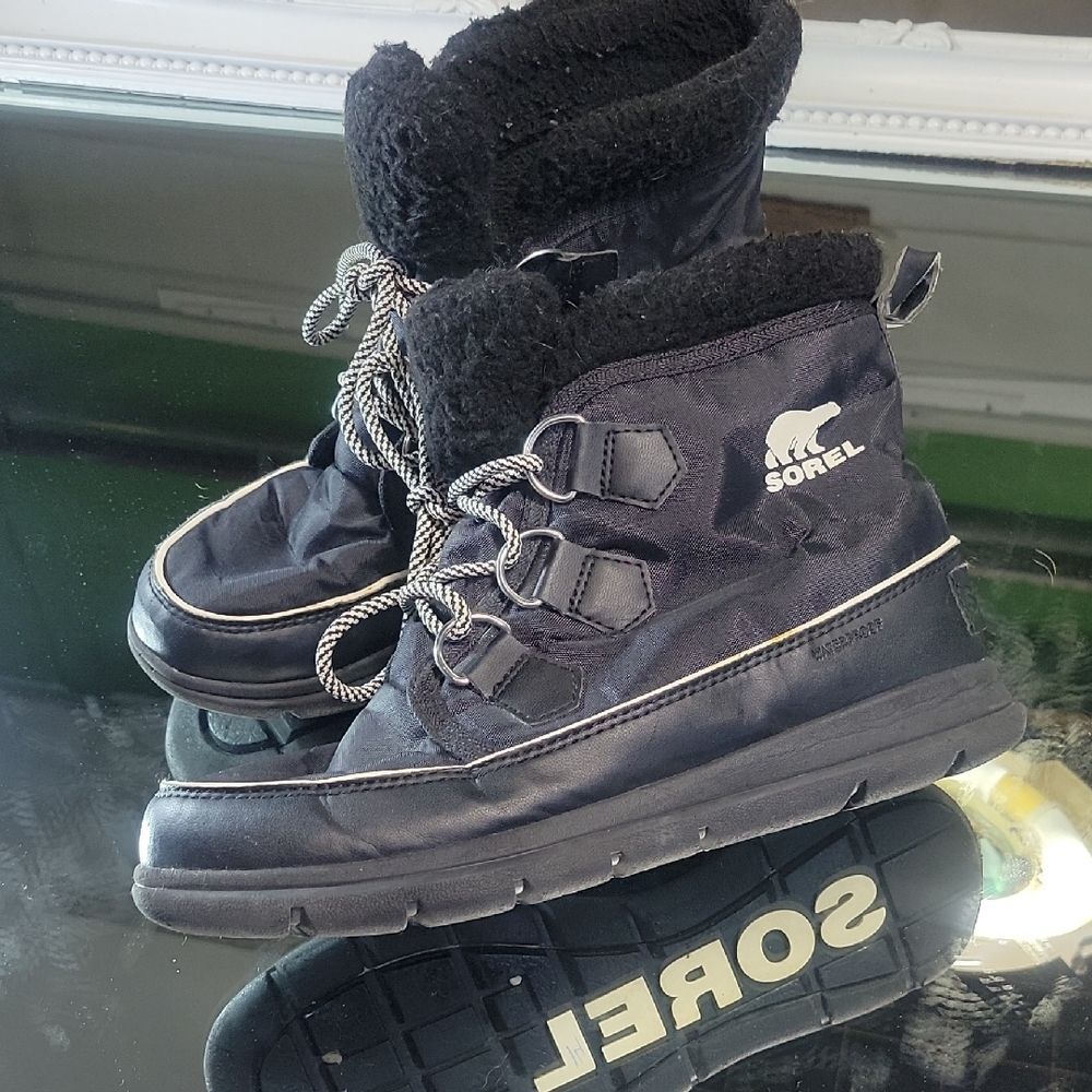 Womens 8 Sorel Explorer Carnival boots in black nylon. Great Condition.